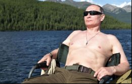Gafas de sol, gorro de expedicionario, pantalones caqui, botas de montaña, era toda la indumentaria de Putin, que aparece más relajado y sonriente que nunca