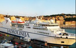 La medieval Dubrovnik planea acotar la cantidad de cruceros que llegan a la ciudad, mientras que Barcelona proyecta un nuevo impuesto al turismo.