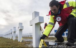 Un miembro del equipo de ICRC trabajando en el cementerio argentino (Foto IRCR)