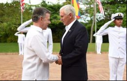 Mike Pence es recibido por el presidente Juan Manuel Santos en Cartagena 