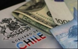 Fitch comentó que la decisión refleja el prolongado período de debilidad económica y menores precios del cobre