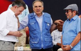 Presidente Santos junto al jefe de la Misión de la ONU, Jean Arnault (C) y el No. 2 de la Farc Ivan Márquez