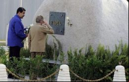 La breve nota oficial está acompañada por dos fotografías en las que se ve a Maduro y Castro frente a la gran piedra que sirve de tumba al ex mandatario