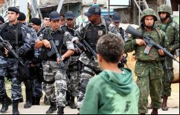 Unos 3.000 efectivos militares y policiales con carros blindados y apoyo de helicópteros obstruyeron los ingresos a varias favelas 