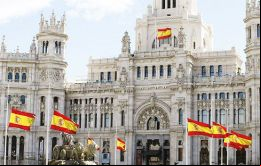 Desde el viernes hasta el 20 de agosto las banderas españolas ondearán a media asta en todos los edificios oficiales y en todos los buques de la Armada.