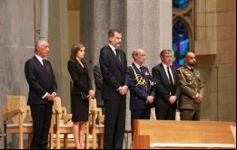 En la ceremonia en la Sagrada Familia participaron el rey Felipe y la reina Letizia; el jefe del gobierno Mariano Rajoy, y el del Ejecutivo catalán, Carles Puigdemont.