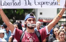 Los periodistas protestaron la decisión de la Comisión Nacional de Comunicaciones (Conatel) de sacar del aire a 92.9 FM y Mágica 91.1 FM, con 30 años de historia.