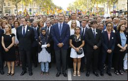  A la concentración asistieron el rey Felipe VI, el jefe del gobierno Mariano Rajoy, el pte de Cataluña, Carles Puigdemont, y la alcaldesa de Barcelona Ada Caolau