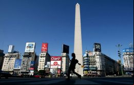 El indicador JP Morgan, que mide el sobreprecio que pagan los bonos argentinos en relación a los estadounidenses, rondaba los 377 puntos básicos