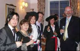 El gobernador Nigel Phillips junto a residentes chilenos durante el festejo de las Fiestas Patrias en la residencia oficial  