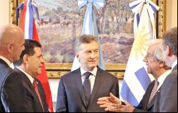 Los presidentes, Mauricio Macri, Tabaré Vazquez y Horacio Cartes se reunieron en Buenos Aires para oficializar la petición junto al pte de FIFA, Gianni Infantino.   