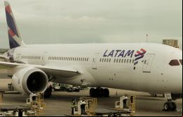 El vuelo LA805 parte desde Santiago a las 13:30 los lunes, jueves y sábados, llegando a Melbourne a las 18:40 del siguiente día, tras 15 horas 10 minutos de viaje