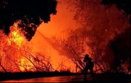 Tras varias jornadas de lucha contra las llamas, los bomberos han conseguido lentos avances contra la quincena de incendios que continúan activos.