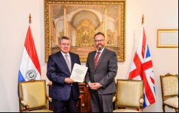 El embajador Matthew James Hedges presenta copia de sus cartas Credenciales al  Viceministro de Relaciones Exteriores, Embajador Oscar Cabello Sarubbi