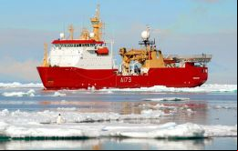 La patrulla polar británica HMS Protector que colabora con los trabajos de búsqueda divisó hacia el este tres bengalas, una de color naranjo y dos blancas. 
