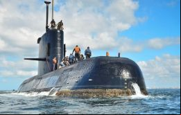 El submarino desparecido cuenta con un sistema de rastreo satelital que se libera a través de una boya que sube a la superficie, que de momento no ha sido liberada. 