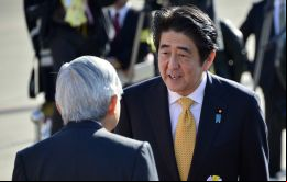 Abe se declaró profundamente conmovido con la pausada decisión tomada después de una reunión especial del Consejo Imperial para fijar la fecha. 