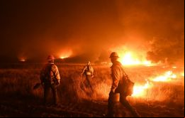 Aviones y helicópteros asisten a los casi 6.400 bomberos que tratan de impedir que este incendio llegue a localidades al sur de la histórica ciudad de Santa Barbara