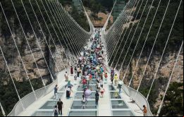 La construcción tiene 488 metros de longitud, dos metros de ancho y está ubicado a 218 metros de altura, lo que equivale a un edificio de 66 pisos