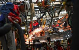 Los expertos del instituto británico indicaron también en su informe que la economía de británica seguiría a la zaga de la sa en 2018 y 2019