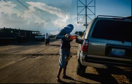 Los “bachaqueros” (revendedores) envasan 20 litros de gasolina en bidones y los venden en la calle por 1600000 Bs, lo que equivale aproximadamente a 3 sueldos mínimos y medio. Foto: Santi Donaire