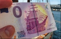En una de las caras aparece uno de los símbolos más representativos de Kiel, el buque alemán Gorch Fock II que se encuentra en la ciudad