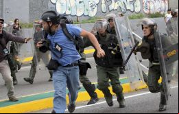 Según el SNTP, la mayoría de las agresiones (273 de los 498 casos) se produjeron durante las protestas contra el presidente Nicolás Maduro. Foto: Adriana Cubillos / AP
