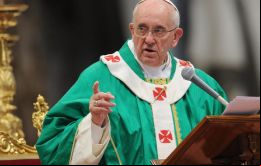 En su homilía, en San Pedro, dedicada a la Virgen María, el Papa pidió a los fieles que dejen “los fardos del pasado” y empiecen “de nuevo desde lo que importa”