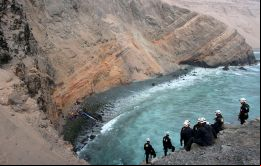 El autobús que partió hacia Lima con 55 pasajeros y dos tripulantes desde Huacho, 130 km al norte, quedó volcado a la orilla del mar tras caer desde lo alto de la ruta.