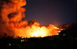 Según un informe publicado por el Departamento Forestal de California “Thomas” ha arrasado más de 113.967 hectáreas, y permanece muy activo