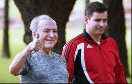 Temer más delgado de lo usual se dejó fotografiar en su caminata, a la que convocó expresamente al Palacio de Jaburu, vistiendo una camiseta y pantalones deportivos.