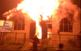 “Las capillas se consumieron absolutamente, no quedó ningún vestigio así que será difícil poder determinar el origen y causa del incendio”, dijo la policía