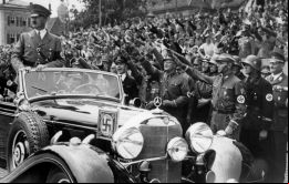 El 6 de octubre de 1939 hacía su debut público como parte de una caravana de vehículos cuidadosamente diseñada para maximizar la seguridad del Führer. 