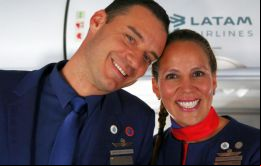 Se trata de Paula Podest (39) y Carlos Ciuffardi (41), una pareja de tripulantes de cabina de Latam, que atendieron al Pontífice en su último viaje a Iquique