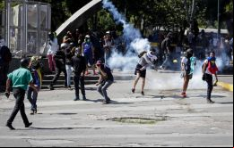 Los enfrentamientos continuaron por la tarde entre Guardia Nacional Bolivariana y manifestantes encapuchados en las inmediaciones de la Universidad. Foto: Vanessa Tarantino