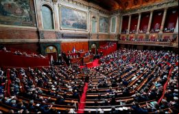 El texto dice: “la posibilidad para cada francés de equivocarse en sus declaraciones a la istración sin correr el riesgo de ser sancionado desde el primer error”.