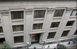 Las últimas cifras de actividad hacen más probable que la economía logre la tracción prevista con condiciones financieras internas favorables consignó el ente