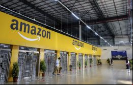 En India, Amazon tiene un servicio de retiro de efectivo que permite a los clientes cargar dinero en un monedero digital. 