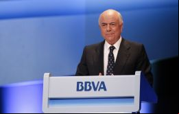 Cuando González cumplió 65 años en 2010, con un cambio de estatutos amplió su permanencia como primer ejecutivo del grupo. 