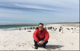 El embajador en Uruguay Ian Duddy durante su estadía en las Falklands aprovechó a visitar algunas de las pingüineras (Foto Twitter)     