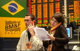 La Bolsa de Sao Paulo, que operó por la mañana en alza, cambió de dirección tras el anuncio, aunque a media tarde reducía las pérdidas y caía 0,11%. 
