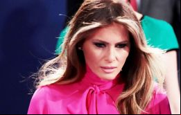 En 2001, Melania obtuvo una “green card” en el programa élite EB-1, diseñado para investigadores académicos, ejecutivos de empresas, atletas olímpicos