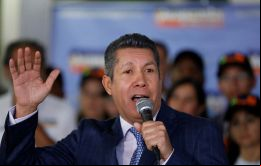 Falcón, un militar retirado de 56 años, disidente del oficialismo, inscribió el martes su candidatura, contrariando la decisión de la coalición opositora MUD