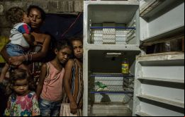 En total, un trabajador requería ganar 90,1 salarios mínimos, el equivalente a casi 8 años de trabajo, para poder pagar solo la cesta de enero. Foto: Meridith Kohut