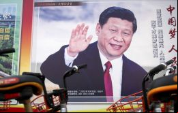 Además se incorporan las teorías políticas de Xi sobre el desarrollo del socialismo con características chinas en una nueva era en la Carta Magna china. 
