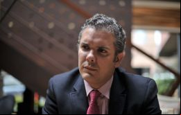 El candidato presidencial elegido por Uribe, el senador Iván Duque, ganó fácilmente unas primarias entre tres candidatos conservadores