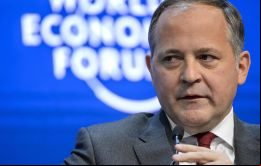 ”El riesgo de una guerra comercial es el principal riesgo (...) pero es una ocasión para Europa de demostrar su unidad”, dijo Benoît Coeuré del BCE