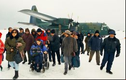 En su primer día en Punta Arenas, Hawking estuvo en el Centro Antártico de la Universidad de Magallanes, donde fue recibido por una multitud de estudiantes. 