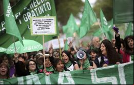 El 59% de los argentinos se manifestó a favor de la iniciativa que por primera vez analiza el Poder Legislativo para permitir la interrupción voluntaria del embarazo