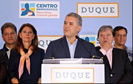 El senador apoyado por el ex presidente Álvaro Uribe, desplazó del primer lugar y superó por un amplio margen a Petro, un ex alcalde de Bogotá que marcó un 26% 